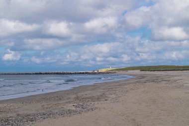 Blavand Danimarka 'nın kuzey denizindeki uçsuz bucaksız plajın izleri.