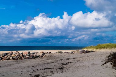 Blavand Danimarka 'nın kuzey denizindeki uçsuz bucaksız plajın izleri.