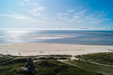Blavand Danimarka 'nın kuzey denizindeki uçsuz bucaksız plajın izleri.