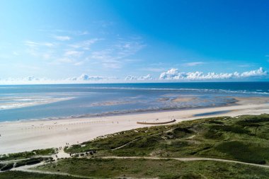 Blavand Danimarka 'nın kuzey denizindeki uçsuz bucaksız plajın izleri.