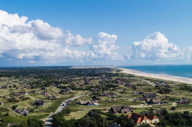 Blavand Danimarka 'nın kuzey denizindeki uçsuz bucaksız plajın izleri.