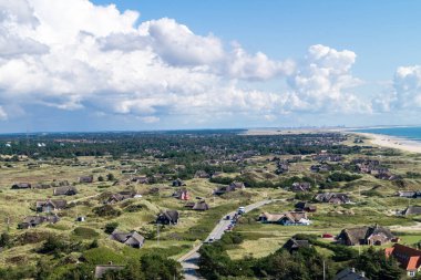 Blavand Danimarka 'nın kuzey denizindeki uçsuz bucaksız plajın izleri.