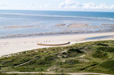 Blavand Danimarka 'nın kuzey denizindeki uçsuz bucaksız plajın izleri.