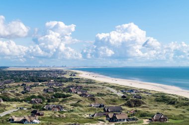 Blavand Danimarka 'nın kuzey denizindeki uçsuz bucaksız plajın izleri.