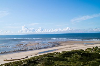 Blavand Danimarka 'nın kuzey denizindeki uçsuz bucaksız plajın izleri.