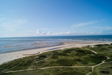 Blavand Danimarka 'nın kuzey denizindeki uçsuz bucaksız plajın izleri.