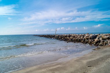 Blavand Danimarka 'nın kuzey denizindeki uçsuz bucaksız plajın izleri.
