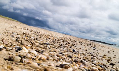Blavand Danimarka 'nın kuzey denizindeki uçsuz bucaksız plajın izleri.