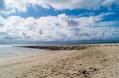 Blavand Danimarka 'nın kuzey denizindeki uçsuz bucaksız plajın izleri.