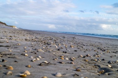Blavand Danimarka 'nın kuzey denizindeki uçsuz bucaksız plajın izleri.