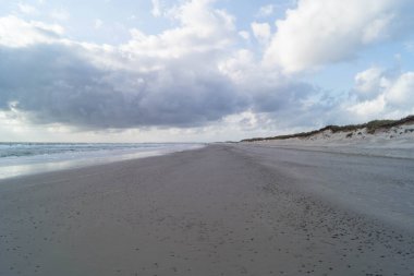 Blavand Danimarka 'nın kuzey denizindeki uçsuz bucaksız plajın izleri.