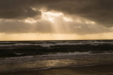 Blavand Danimarka 'nın kuzey denizindeki uçsuz bucaksız plajın izleri.