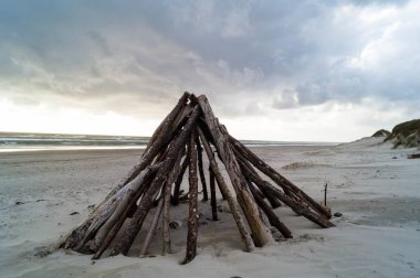 Blavand Danimarka 'nın kuzey denizindeki uçsuz bucaksız plajın izleri.