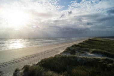 Blavand Danimarka 'nın kuzey denizindeki uçsuz bucaksız plajın izleri.