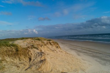 Blavand Danimarka 'nın kuzey denizindeki uçsuz bucaksız plajın izleri.