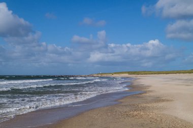 Blavand Danimarka 'nın kuzey denizindeki uçsuz bucaksız plajın izleri.
