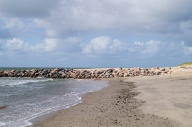 Blavand Danimarka 'nın kuzey denizindeki uçsuz bucaksız plajın izleri.