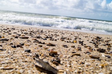 Blavand Danimarka 'nın kuzey denizindeki uçsuz bucaksız plajın izleri.