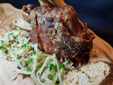 Domuz budu, lahana turşusu ve ekmek.