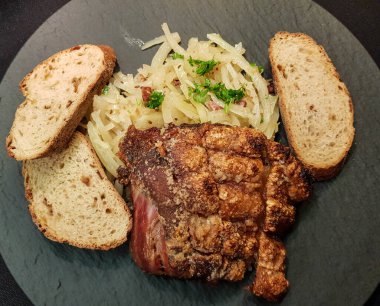 Domuz budu, lahana turşusu ve ekmek.