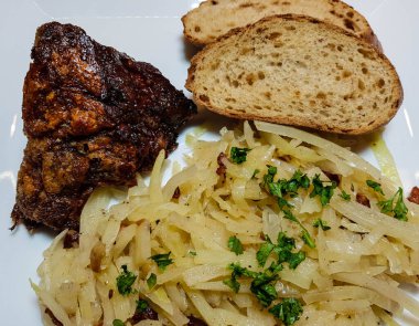 Domuz budu, lahana turşusu ve ekmek.