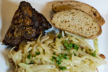 Domuz budu, lahana turşusu ve ekmek.