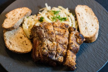 Domuz budu, lahana turşusu ve ekmek.