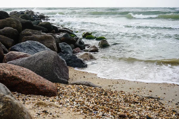 Blavand Danimarka 'nın kuzey denizindeki uçsuz bucaksız plajın izleri.