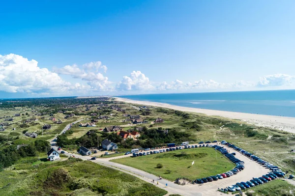 Blavand Danimarka 'nın kuzey denizindeki uçsuz bucaksız plajın izleri.