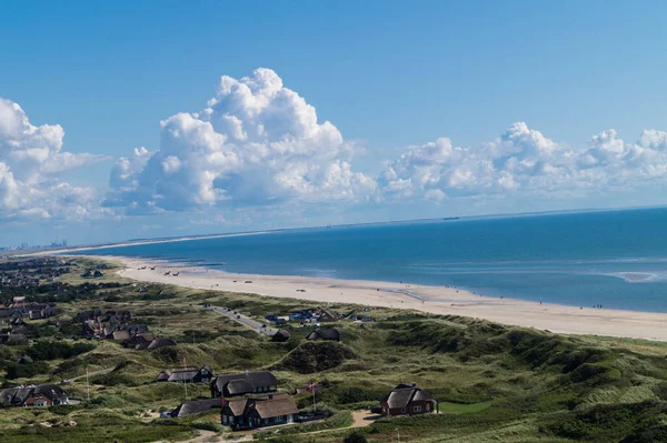 Blavand Danimarka 'nın kuzey denizindeki uçsuz bucaksız plajın izleri.