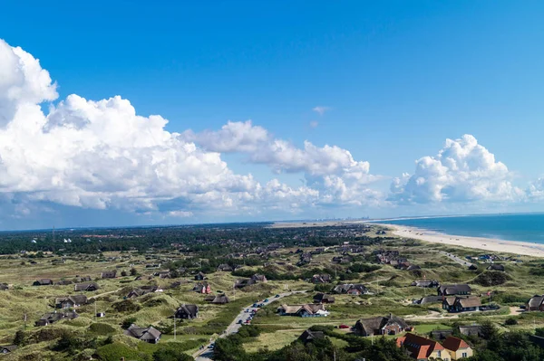 Blavand Danimarka 'nın kuzey denizindeki uçsuz bucaksız plajın izleri.