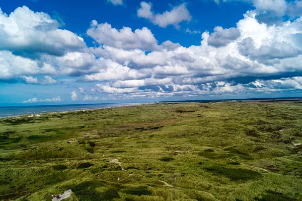Blavand Danimarka 'nın kuzey denizindeki uçsuz bucaksız plajın izleri.