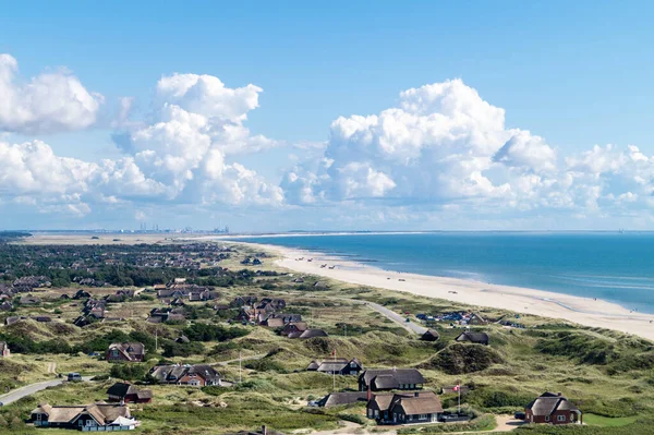 Blavand Danimarka 'nın kuzey denizindeki uçsuz bucaksız plajın izleri.