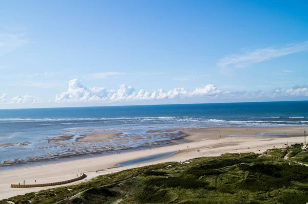 Blavand Danimarka 'nın kuzey denizindeki uçsuz bucaksız plajın izleri.