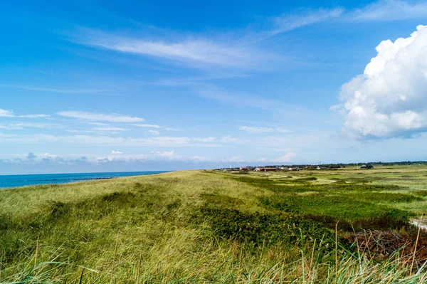 Blavand Danimarka 'nın kuzey denizindeki uçsuz bucaksız plajın izleri.
