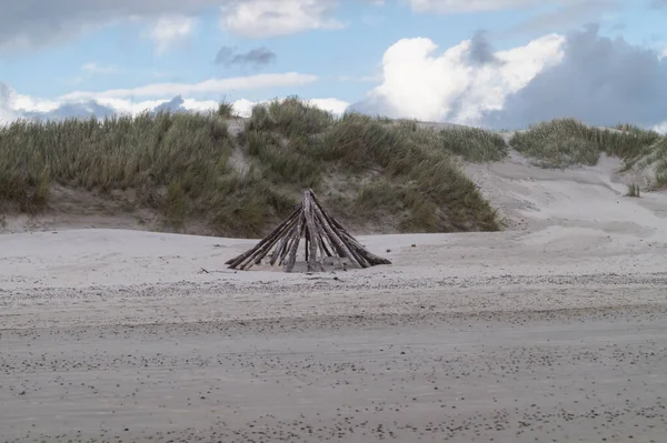 Blavand Danimarka 'nın kuzey denizindeki uçsuz bucaksız plajın izleri.