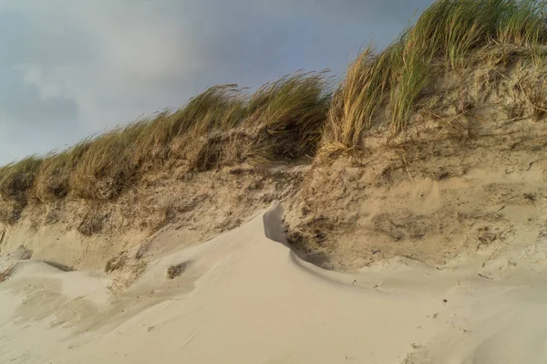 Blavand Danimarka 'nın kuzey denizindeki uçsuz bucaksız plajın izleri.