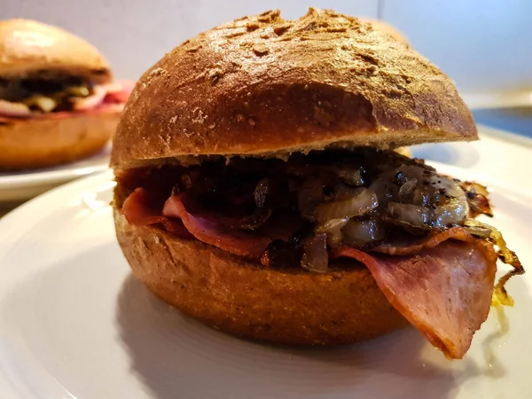 Baconburger Burdeos Parrilla Tocino Cebollas Asadas Rollo Centeno —  Fotos de Stock