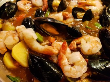 Portekiz deniz mahsulleri için kataplana malzemeleri.