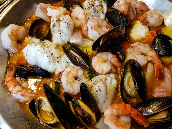 Portekiz deniz mahsulleri için kataplana malzemeleri.