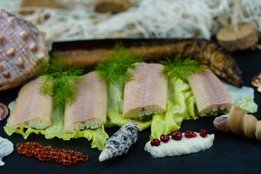 Altın füme yılan balığı filetosu.