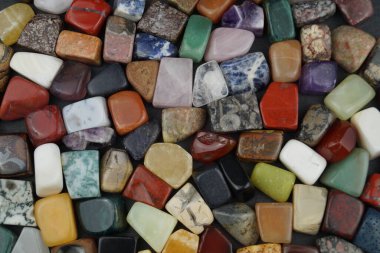 Yarı değerli taşlar.