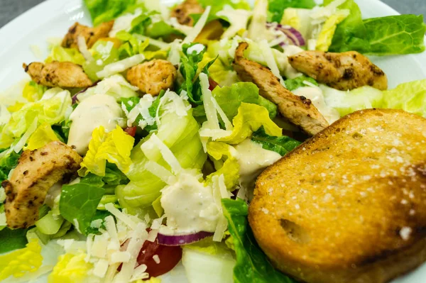 Traditionell Caesarsallad Med Grillad Kyckling Bacon Stripes Och Saltat Vitlöksbröd — Stockfoto