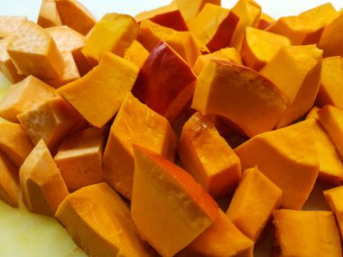 Güveç ya da kabak kabaklı koyun peyniri ve patates dilimli çorba.