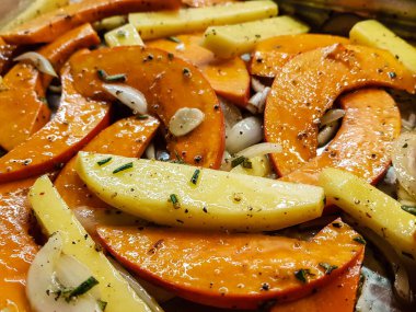 Güveç ya da kabak kabaklı koyun peyniri ve patates dilimli çorba.