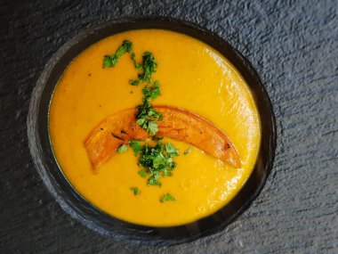 Güveç ya da kabak kabaklı koyun peyniri ve patates dilimli çorba.