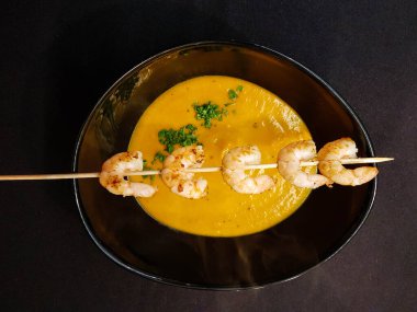 Güveç ya da kabak kabaklı koyun peyniri ve patates dilimli çorba.