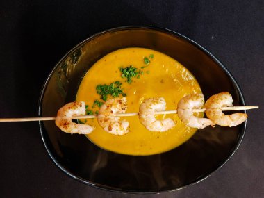 Güveç ya da kabak kabaklı koyun peyniri ve patates dilimli çorba.