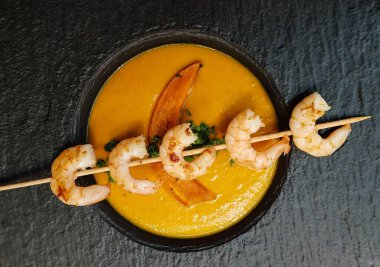 Güveç ya da kabak kabaklı koyun peyniri ve patates dilimli çorba.