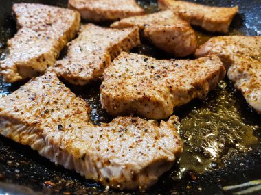 Pastırmalı domuz filetosu.